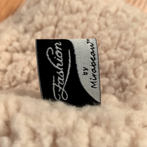 NWOT Woman’s Mirabeau Infinity Sherpa Scarf - Picture 2 of 2